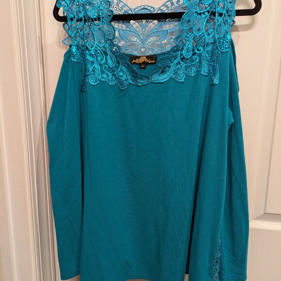 Lace trimmed cold shoulder top - Picture 2 of 5